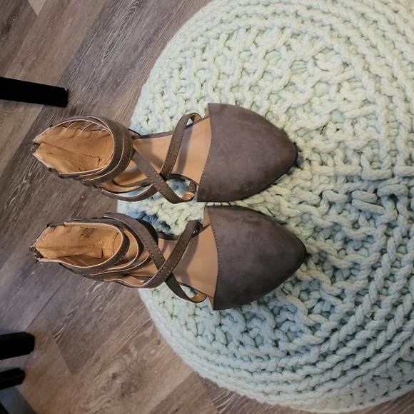 Shoes - Women's taupe flat sandal size 8 - never worn